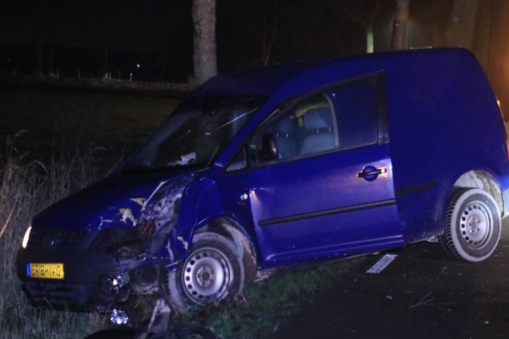 Bestelbus flink beschadigd na eenzijdige botsing tegen boom