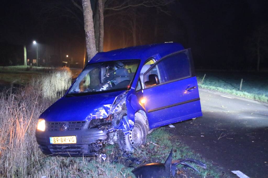 Bestelbus flink beschadigd na eenzijdige botsing tegen boom