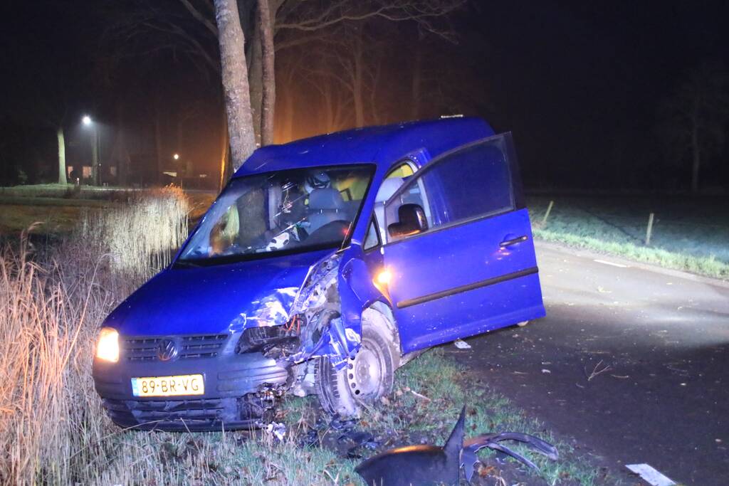 Bestelbus flink beschadigd na eenzijdige botsing tegen boom