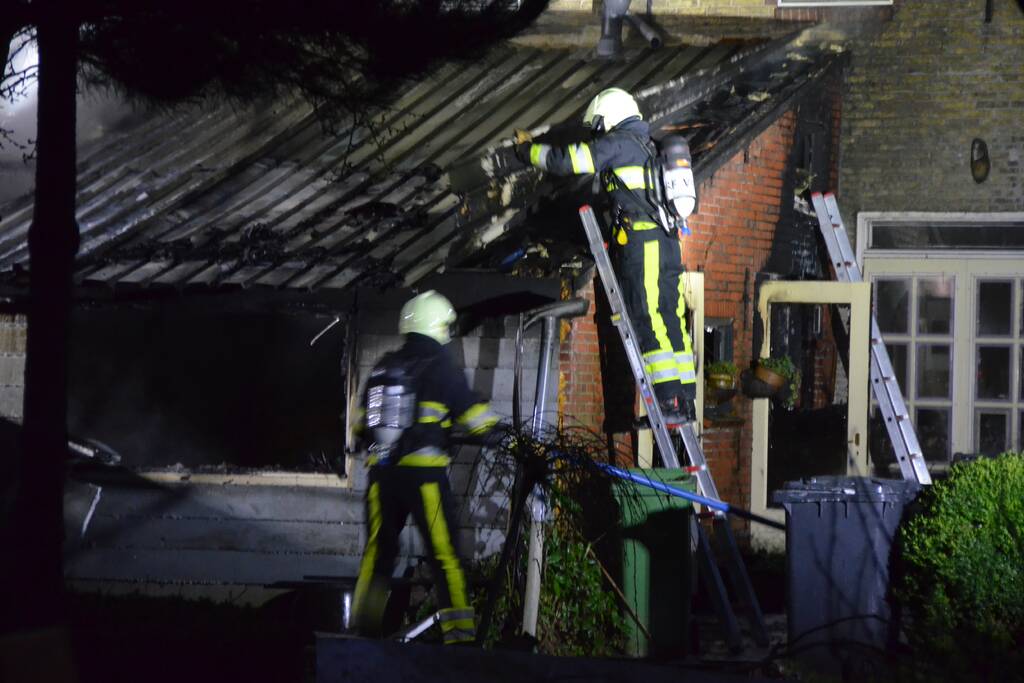 Veel schade na uitslaande woningbrand