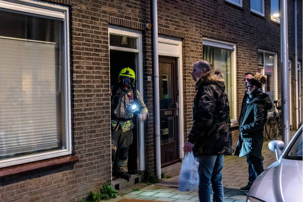 Brandweer onderzoekt benzinelucht in meerdere woningen