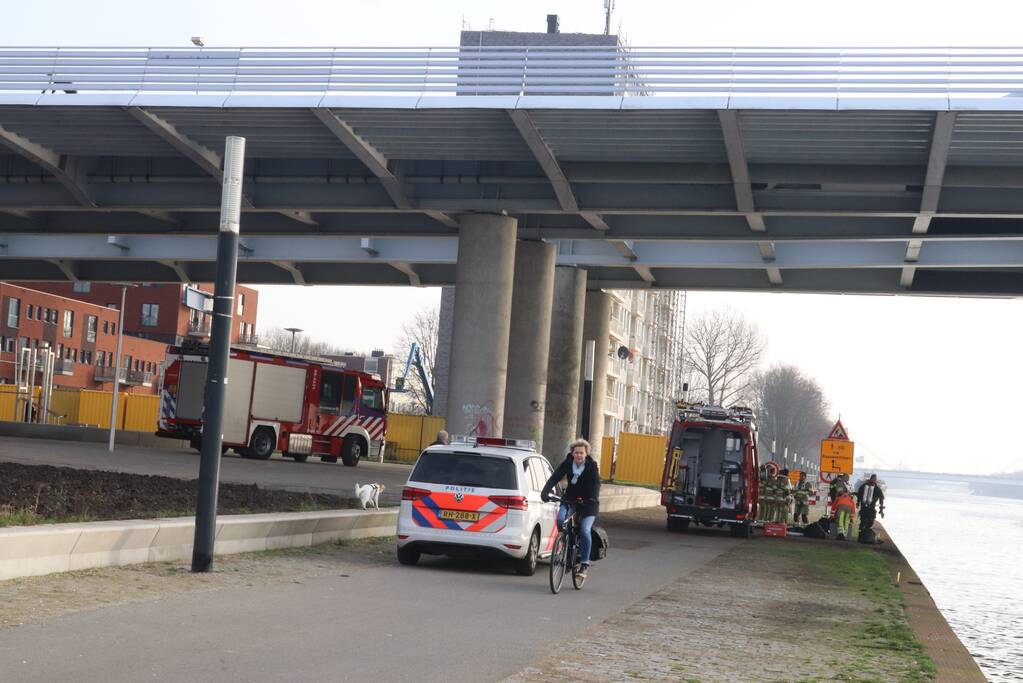 Verward persoon springt van Prins Clausbrug