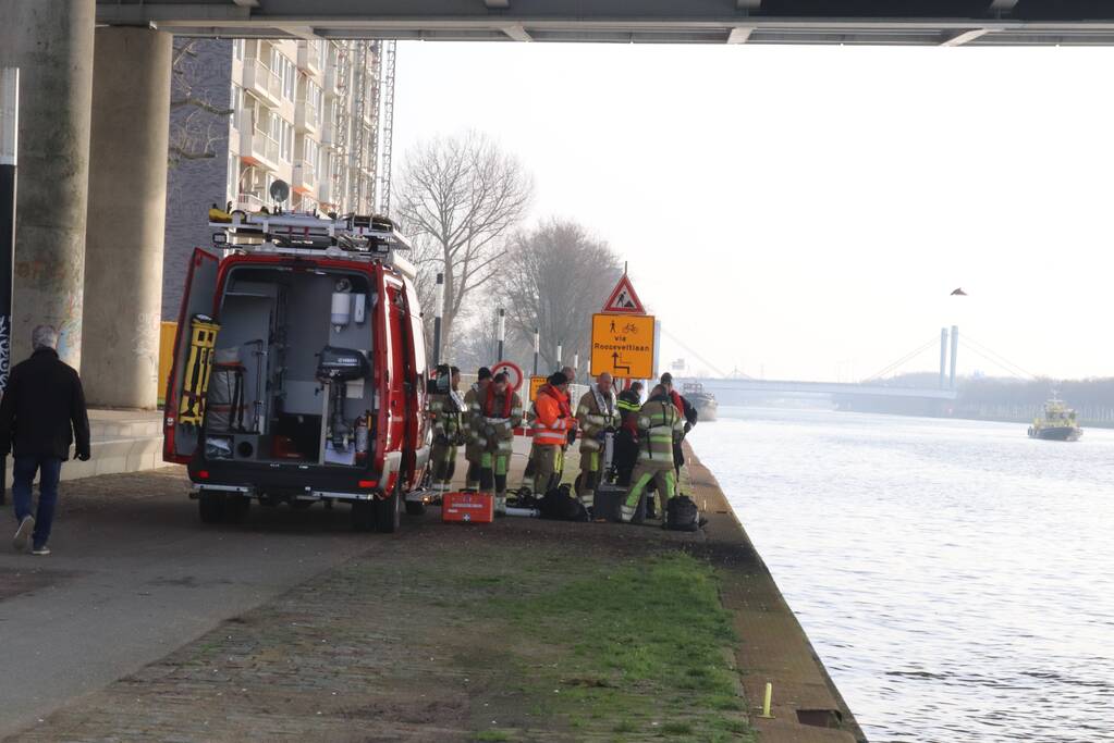 Verward persoon springt van Prins Clausbrug