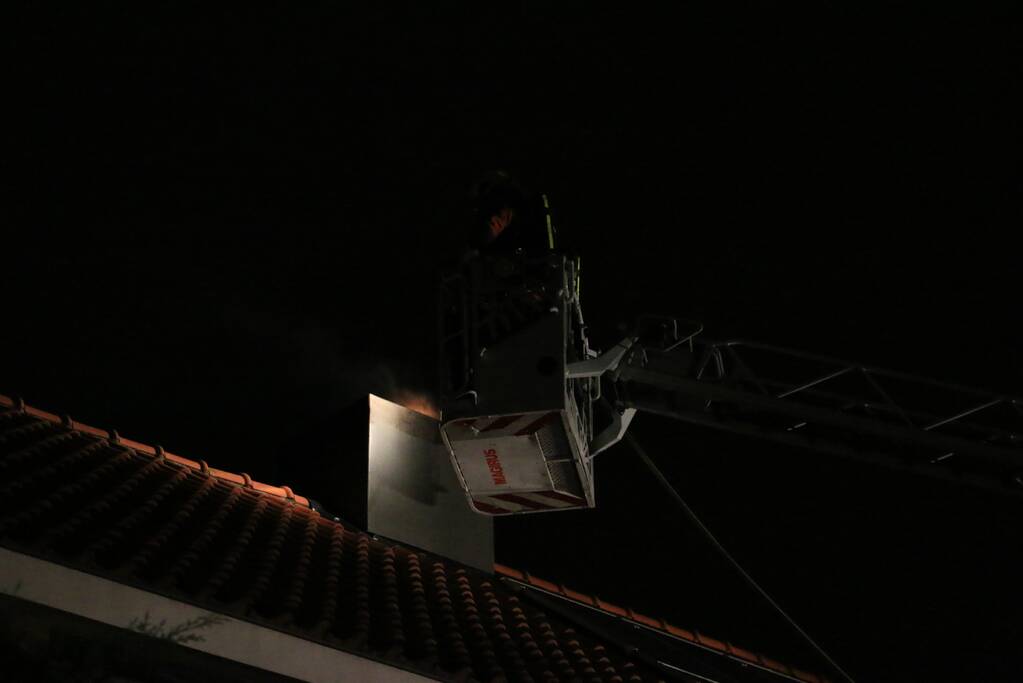 Flinke brand in schoorsteen geblust