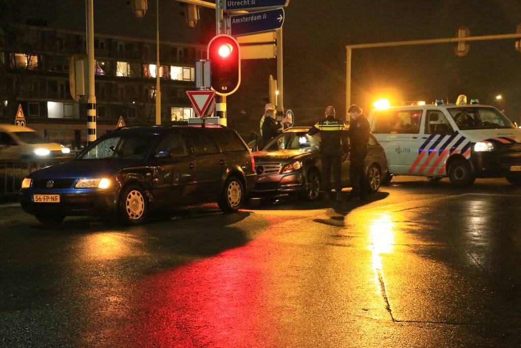 Schade na botsing tussen twee personenautos