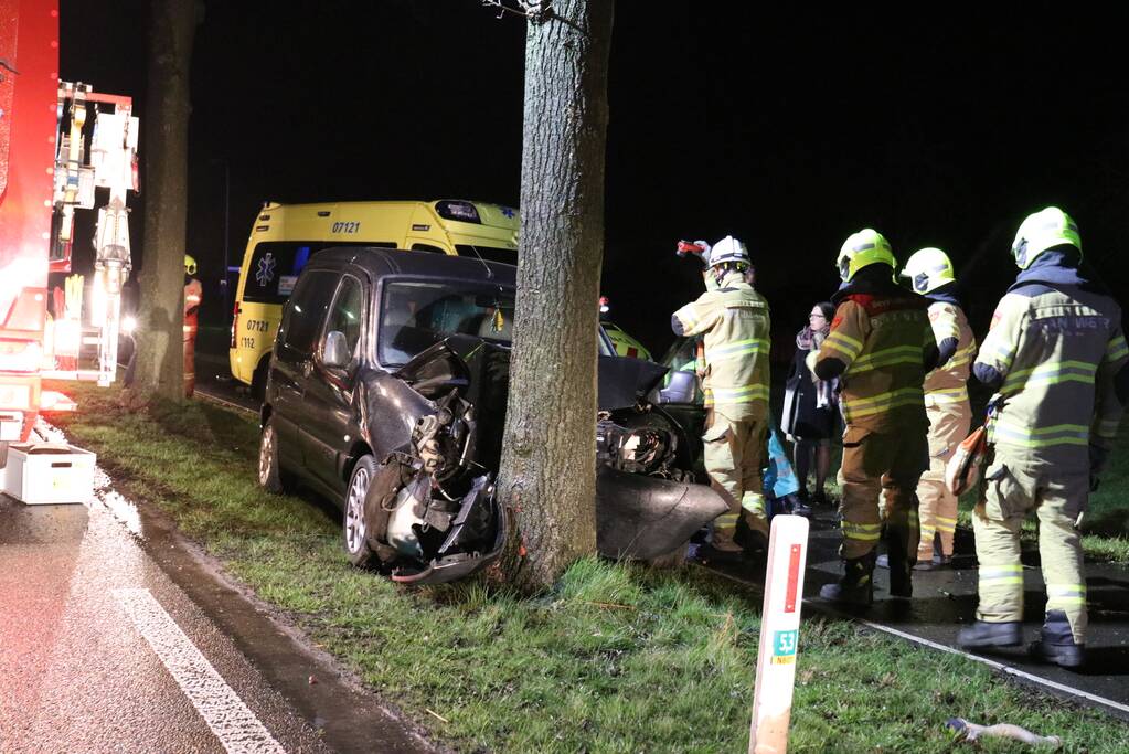 Gewonde na eenzijdige botsing tegen boom
