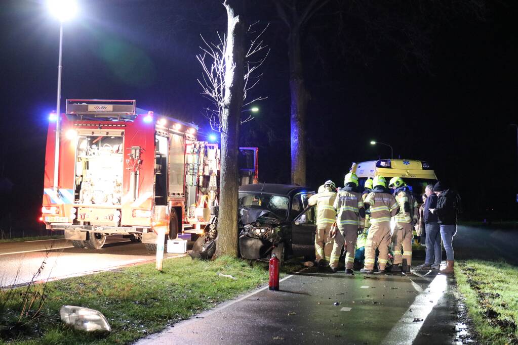 Gewonde na eenzijdige botsing tegen boom