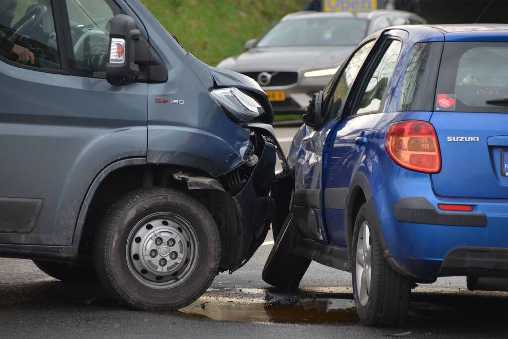 Bestelbus en auto botsen op kruising