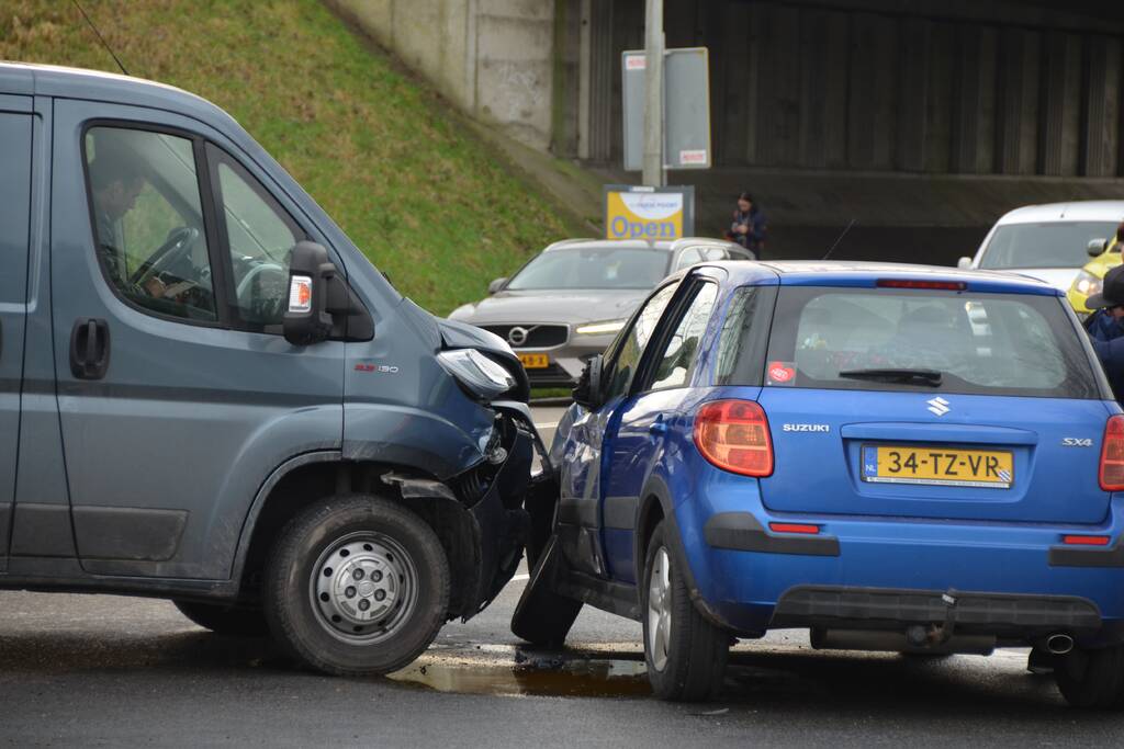 Bestelbus en auto botsen op kruising