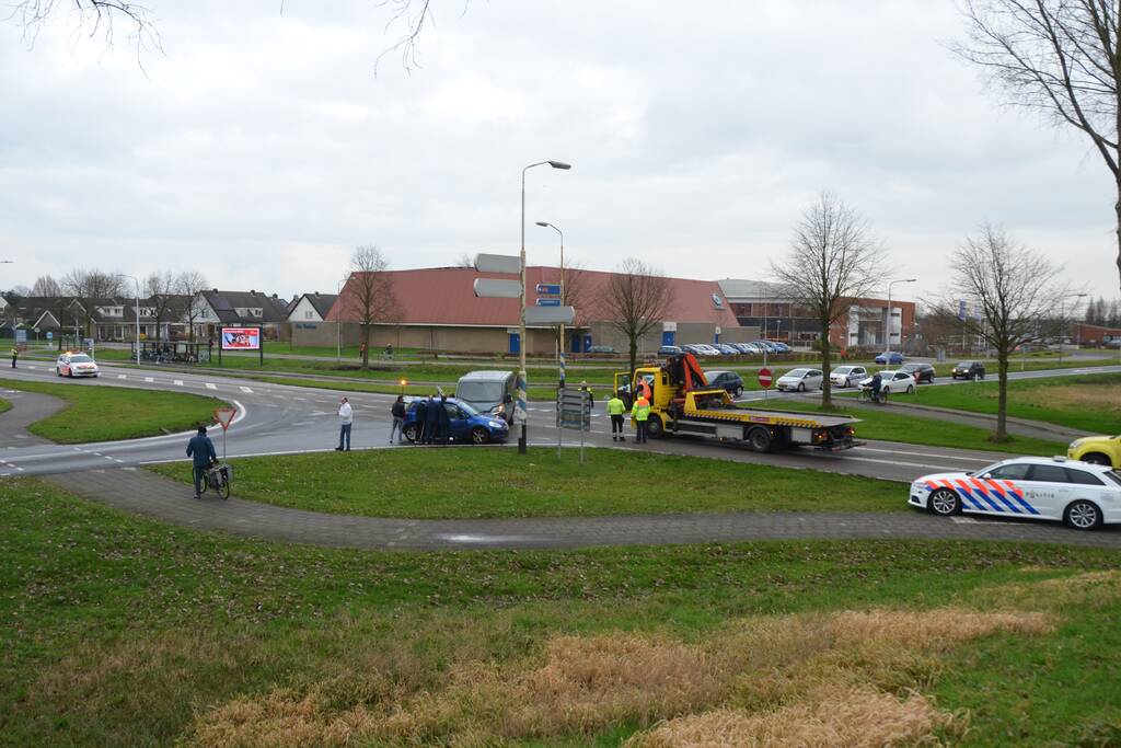 Bestelbus en auto botsen op kruising