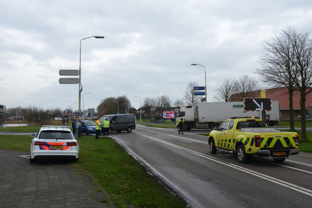 Bestelbus en auto botsen op kruising
