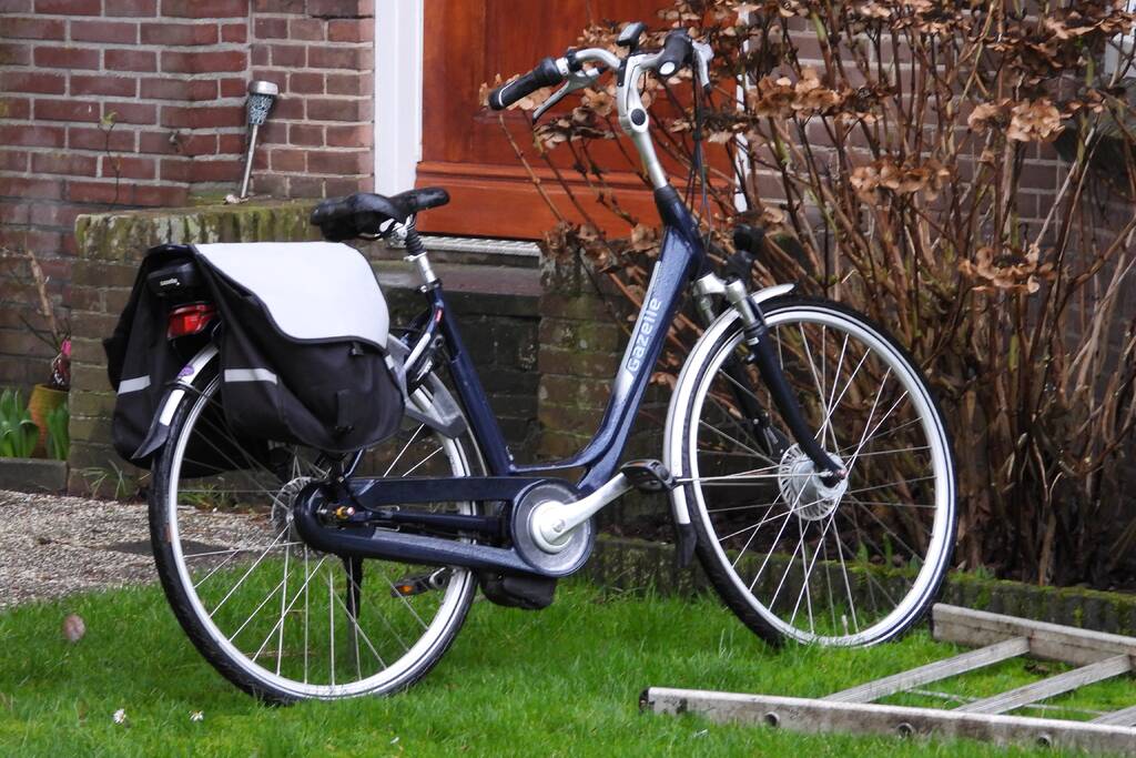 E-bikester gewond na botsing met auto