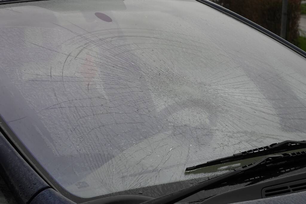 E-bikester gewond na botsing met auto