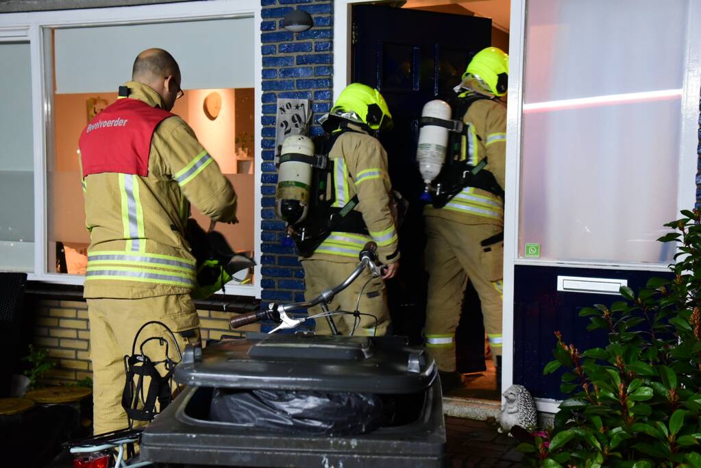 brandweer verricht metingen na koolmonoxide alarm