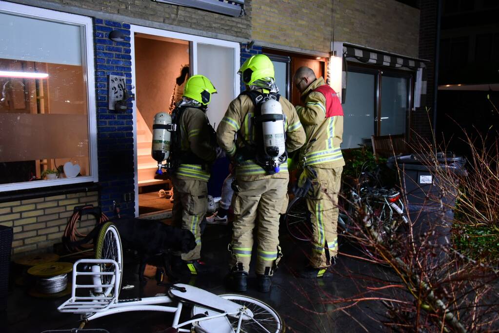 brandweer verricht metingen na koolmonoxide alarm