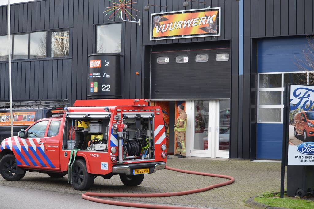 Wateroverlast bij vuurwerkwinkel