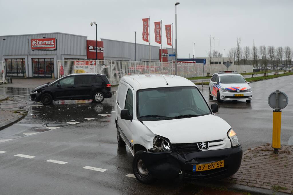 Veel schade bij aanrijding met bestelbus