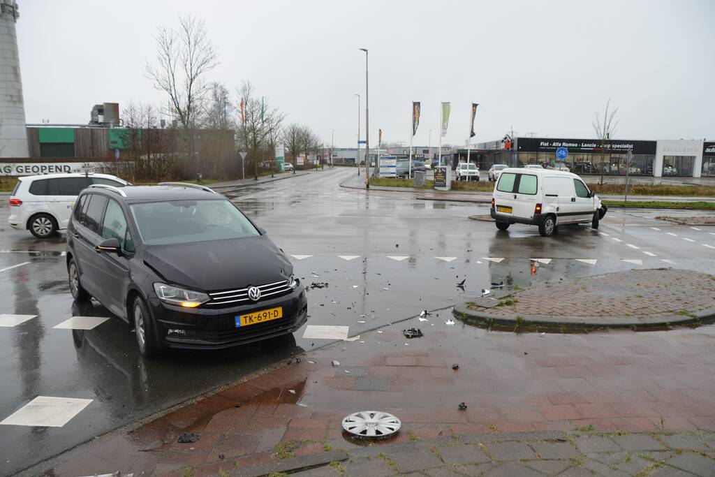 Veel schade bij aanrijding met bestelbus