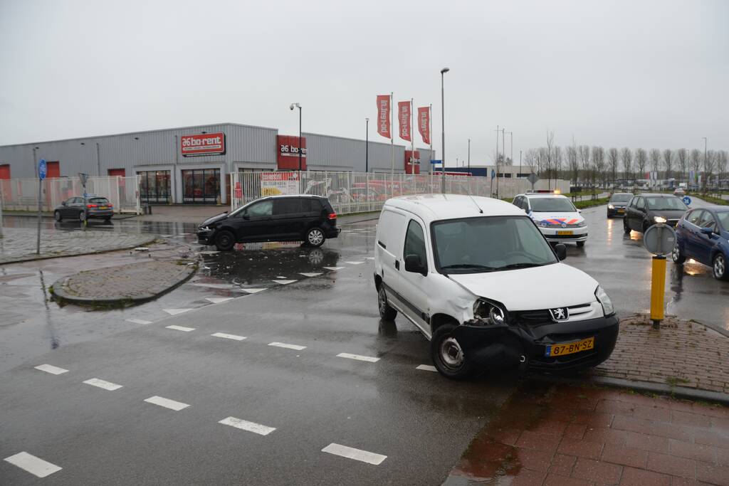 Veel schade bij aanrijding met bestelbus