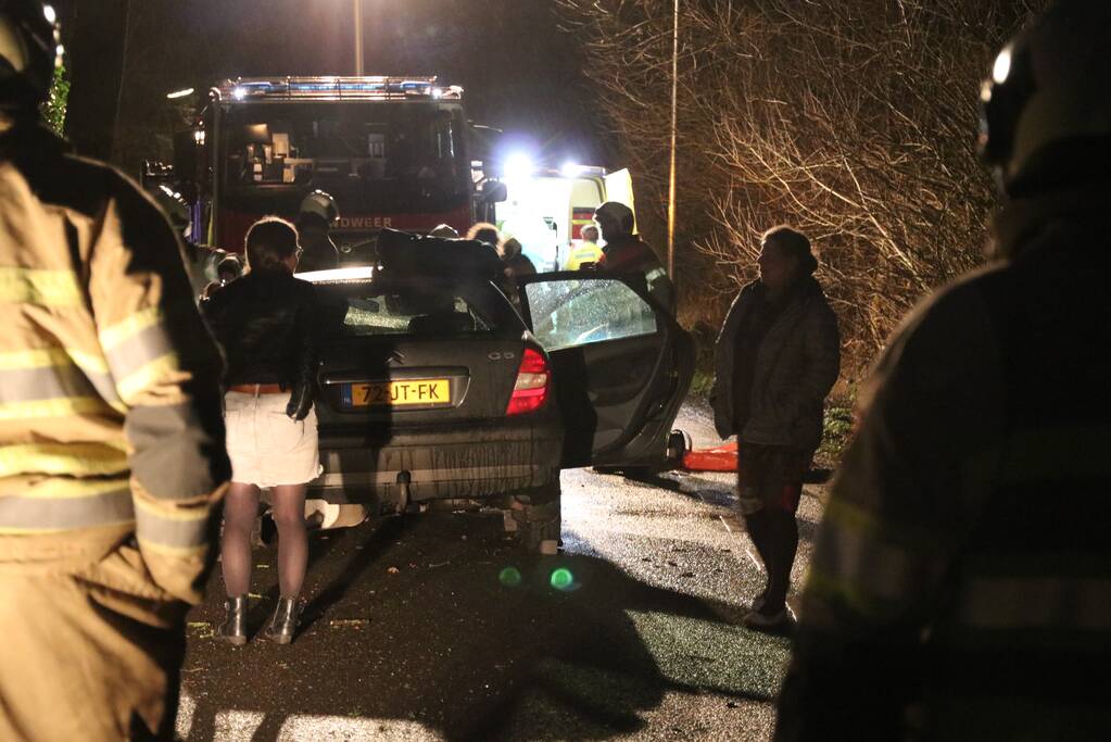 Bestuurder bekneld na botsing op boom