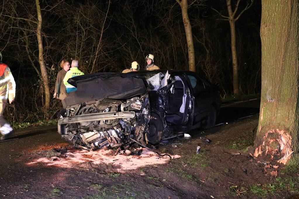 Bestuurder bekneld na botsing op boom