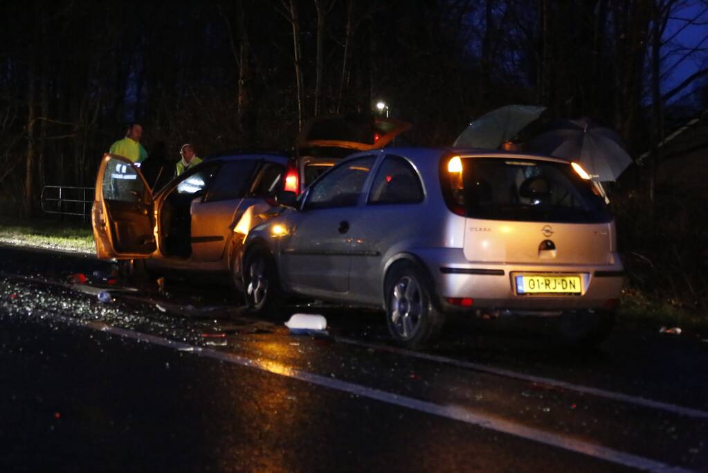 Gewonde na kop-staart aanrijding met 3 auto's