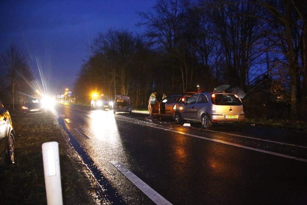 Gewonde na kop-staart aanrijding met 3 auto's