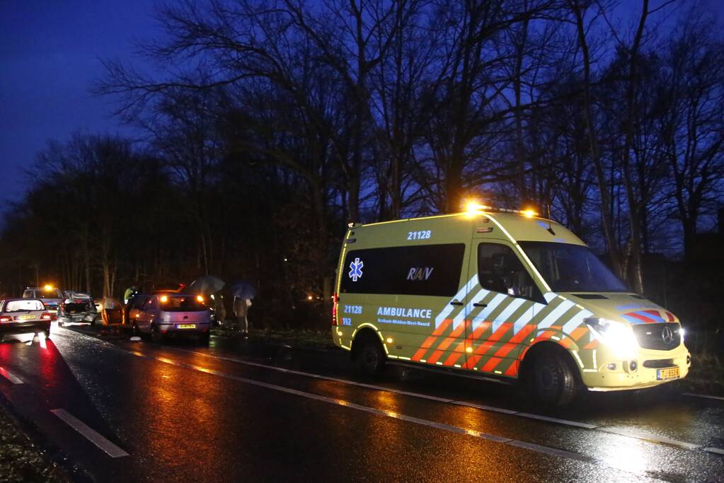 Gewonde na kop-staart aanrijding met 3 auto's