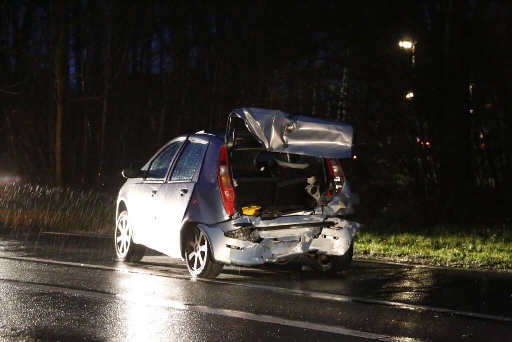Gewonde na kop-staart aanrijding met 3 auto's