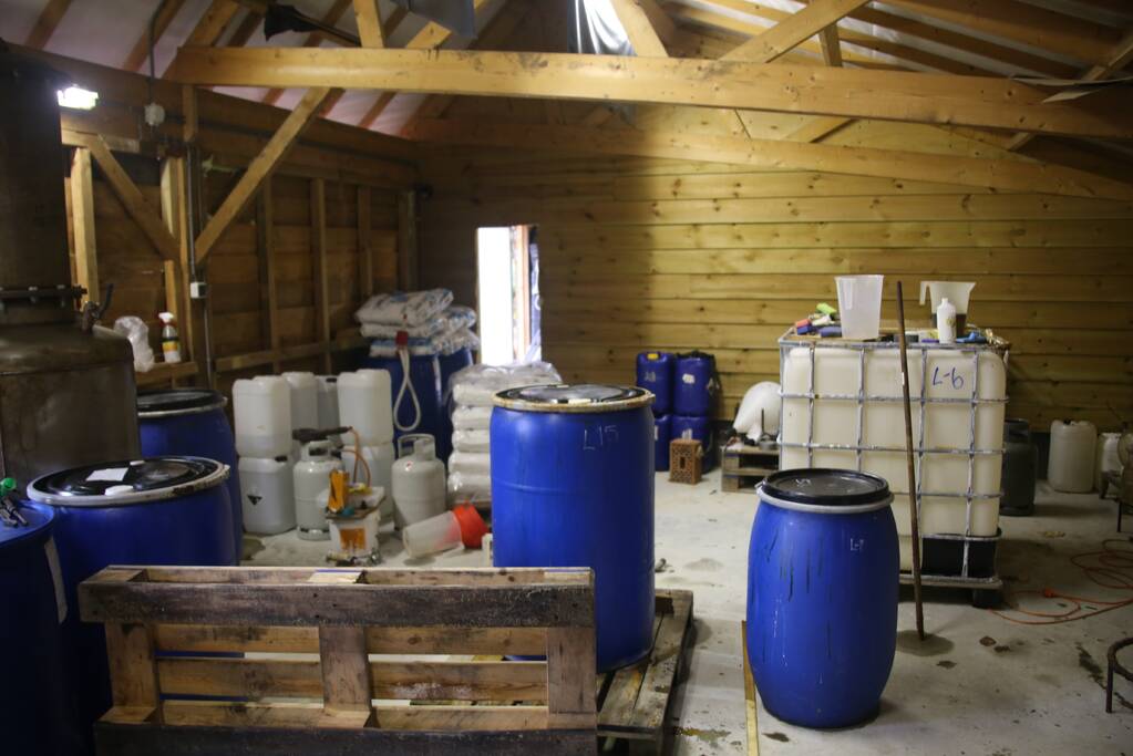 Grote drugslab aangetroffen achter woning