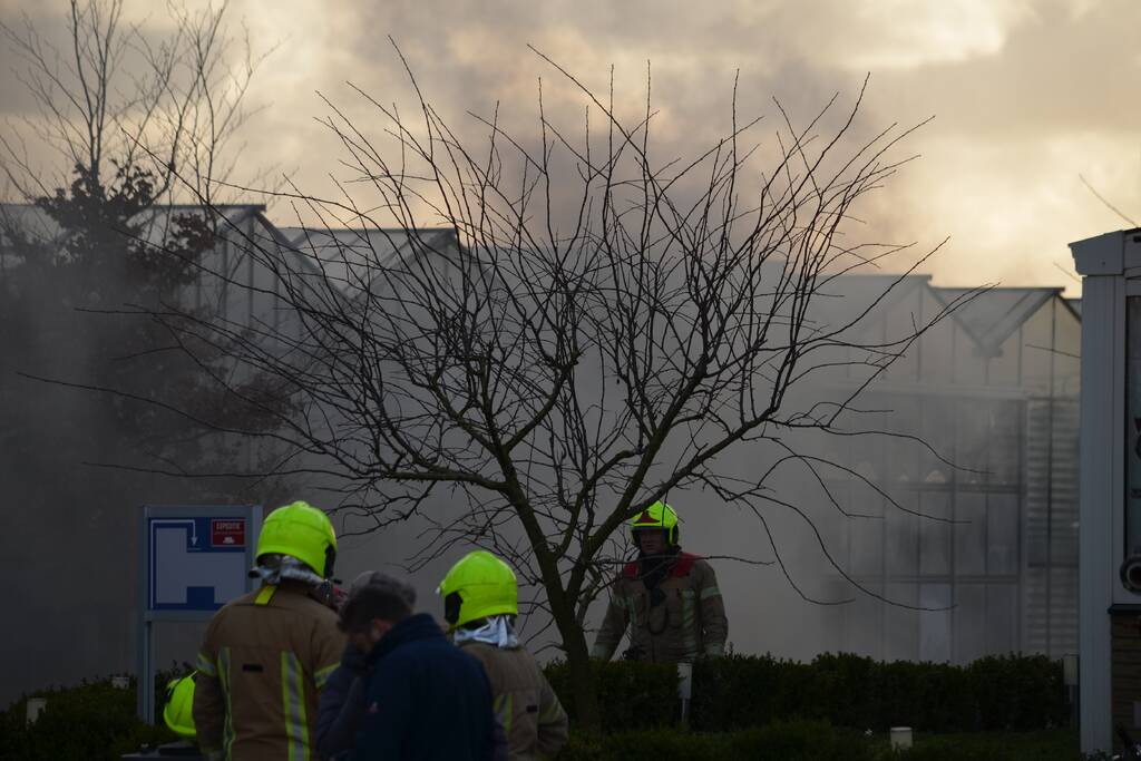 Flinke rookontwikkeling bij brand in caravanstalling