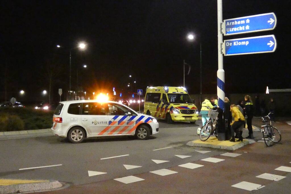 Fietser door personenauto aangereden op rotonde