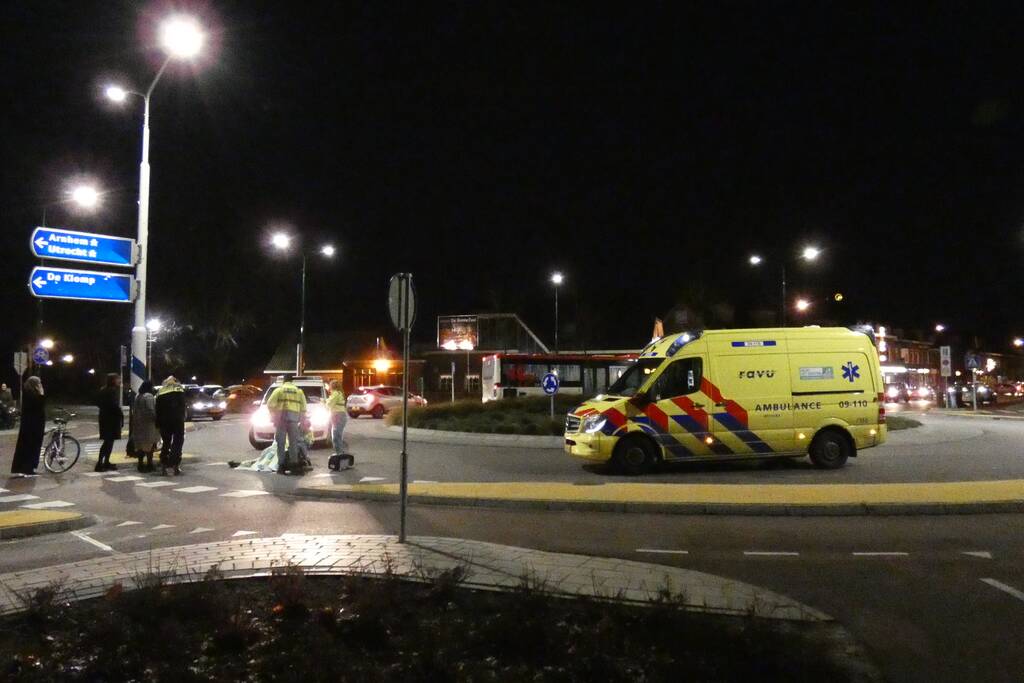Fietser door personenauto aangereden op rotonde
