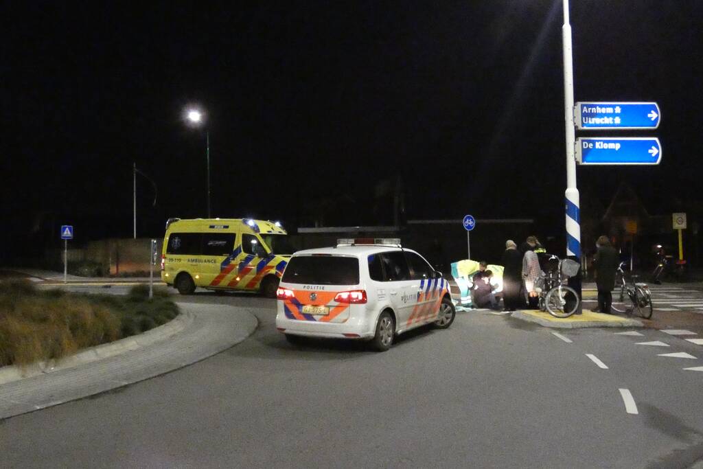 Fietser door personenauto aangereden op rotonde