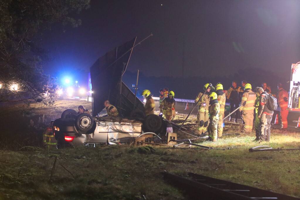 Bestuurder gewond en auto op de kop op afrit