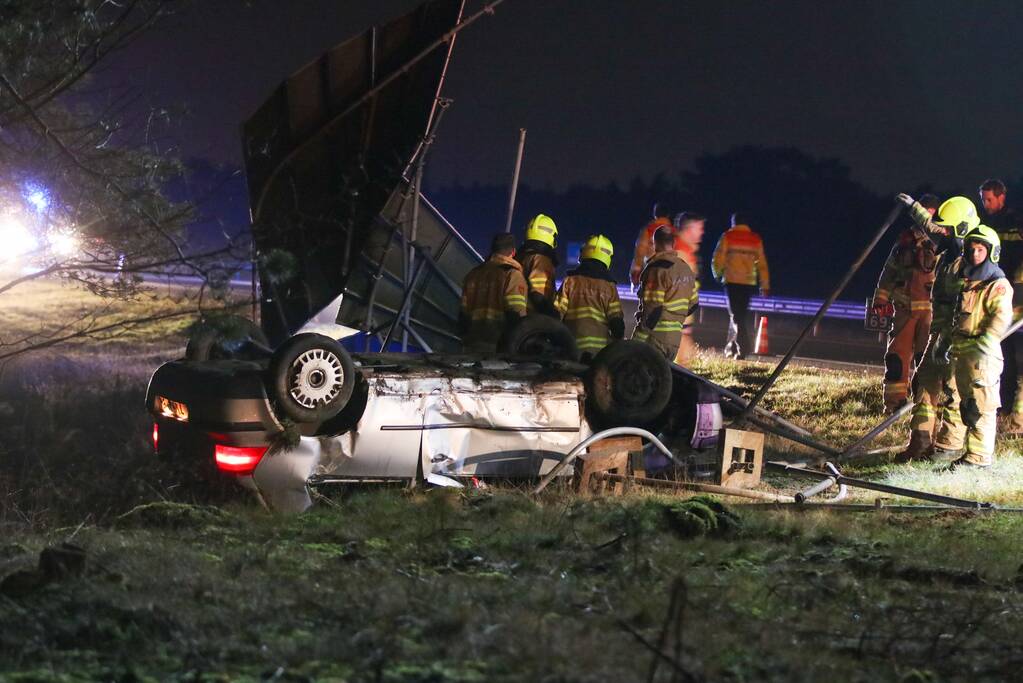 Bestuurder gewond en auto op de kop op afrit