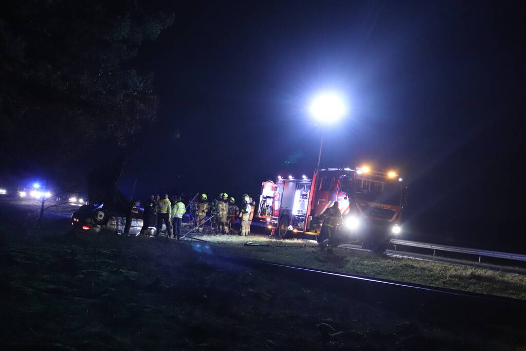 Bestuurder gewond en auto op de kop op afrit