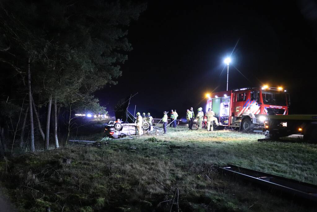 Bestuurder gewond en auto op de kop op afrit