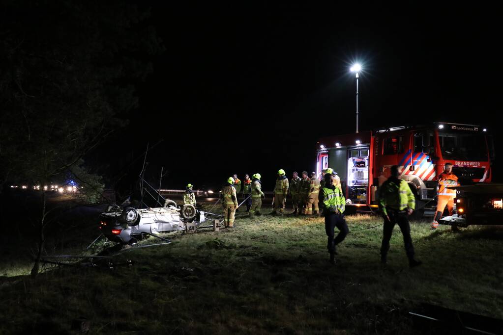 Bestuurder gewond en auto op de kop op afrit