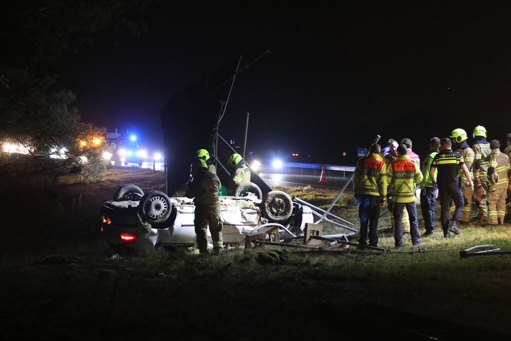 Bestuurder gewond en auto op de kop op afrit