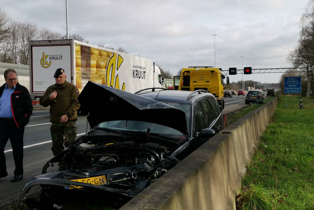 Auto boort zich in vangrail