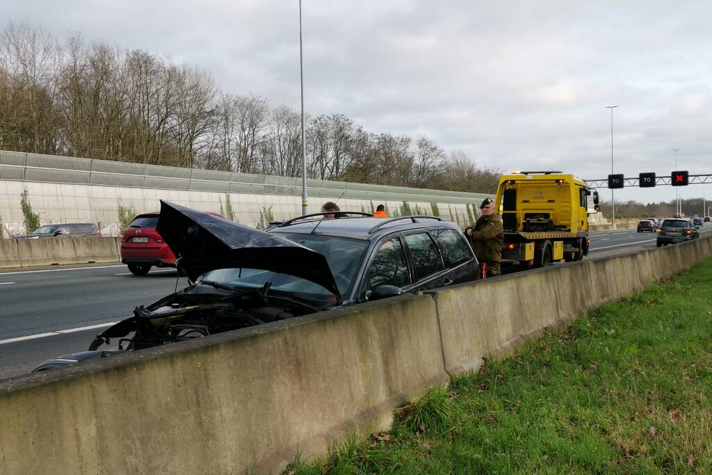 Auto boort zich in vangrail