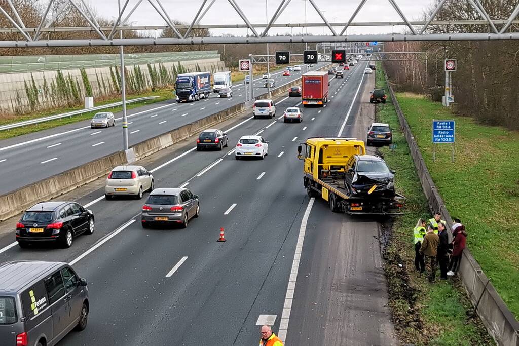 Auto boort zich in vangrail