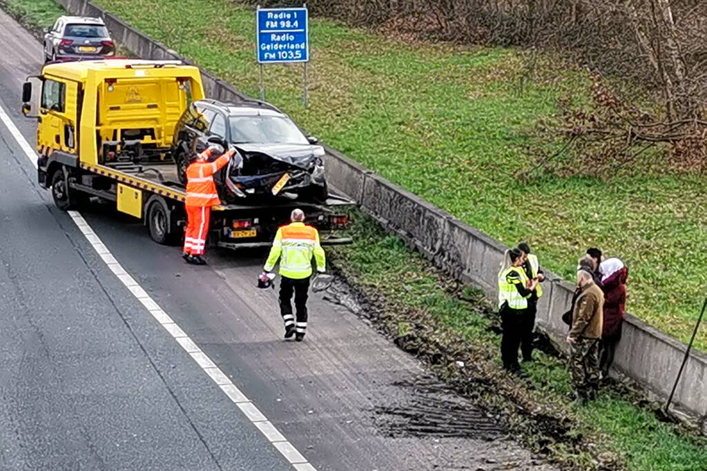 Auto boort zich in vangrail