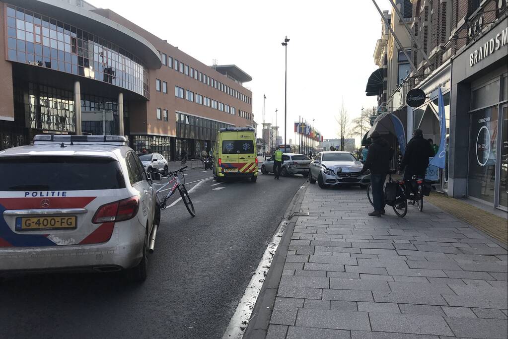 Veel schade bij aanrijding tussen twee auto's