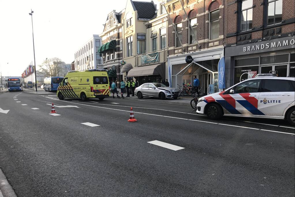 Veel schade bij aanrijding tussen twee auto's