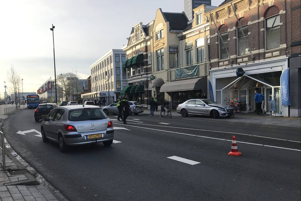 Veel schade bij aanrijding tussen twee auto's