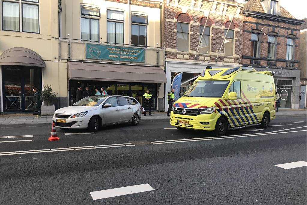 Veel schade bij aanrijding tussen twee auto's