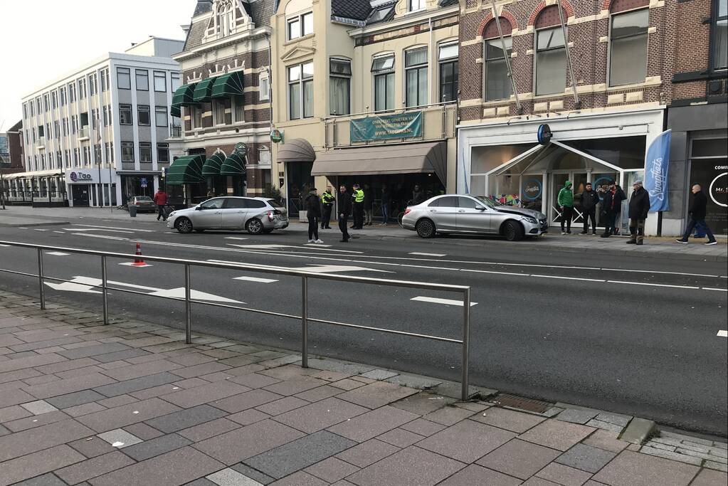 Veel schade bij aanrijding tussen twee auto's