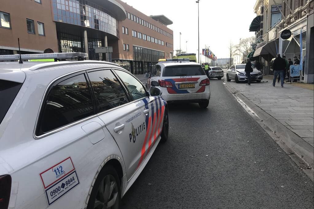 Veel schade bij aanrijding tussen twee auto's